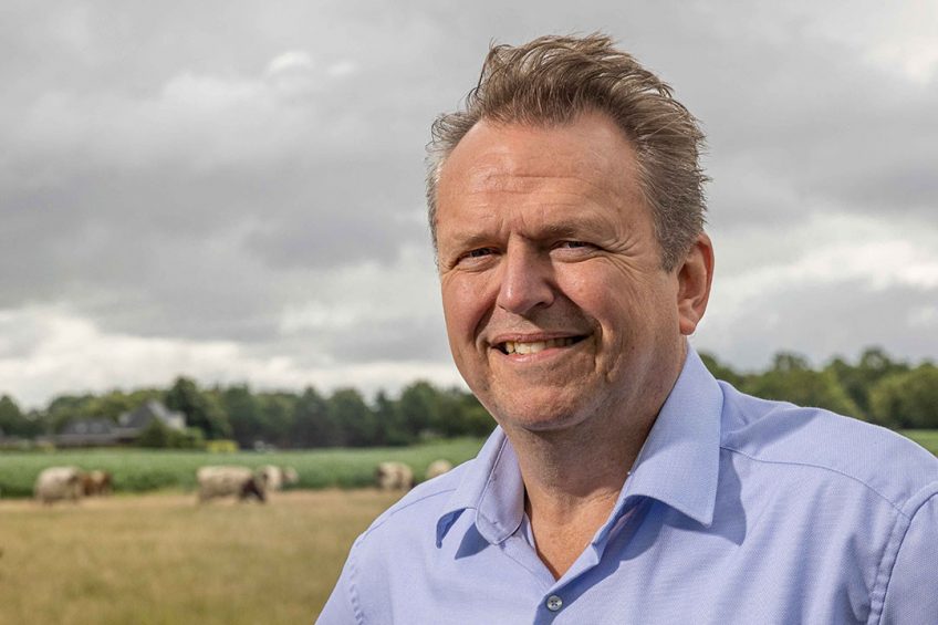 Jeroen Elfers (55) houdt zich met zijn team naast de diverse melkstromen ook bezig met dairy development. Het gaat om de ontwikkeling van lokale melkproductie in landen als Vietnam, Pakistan en Nigeria. - Foto: Koos Groenewol