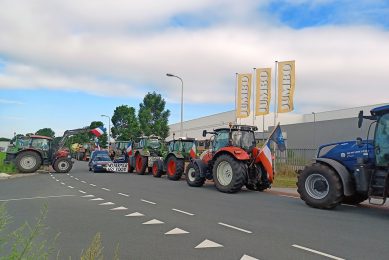 Veelal jonge boeren blokkeren met trekkers de toegang tot het distributiecentrum van Jumbo in Raalte.  In een gemoedelijke sfeer gaven de  demonstranten aan zich ernstig zorgen te maken over hun toekomst. - Foto: Indi Kloet Overbeeke