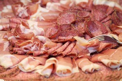 Meer dan de helft van de blootstelling aan nitriet komt uit de consumptie van vleeswaren. - Foto: Canva/lensmen