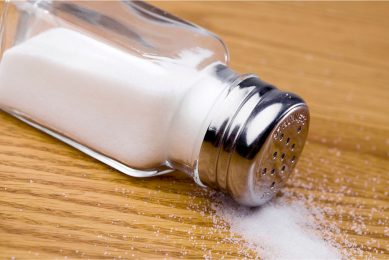 Consumenten die altijd zout op hun eten strooien, lopen een hoger risico om vroegtijdig te overlijden. - Foto: Canva