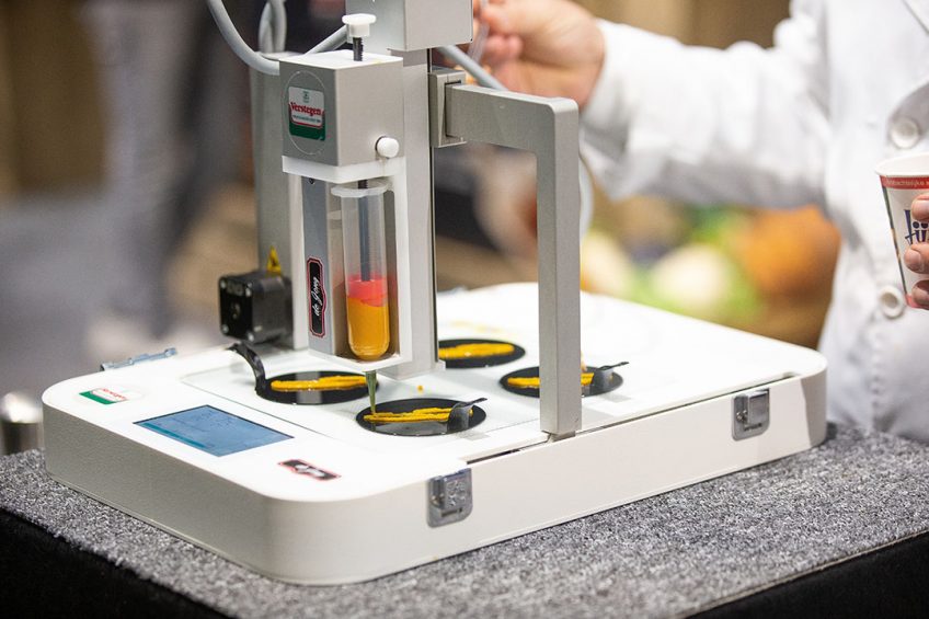 3D-foodprinter die eerder op de Horecava voedsel printte. Singapore University ontwikkelt een 3D-techniek om ingrediënten op basis van insecten of algen in de juiste verhoudingen te mengen met andere ingrediënten, zodat consumenten het eindproduct toch smakelijk en aantrekkelijk vindt. - Foto: ANP