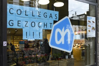 Een Albert Heijn supermarkt zoekt nieuw personeel. - Foto: ANP