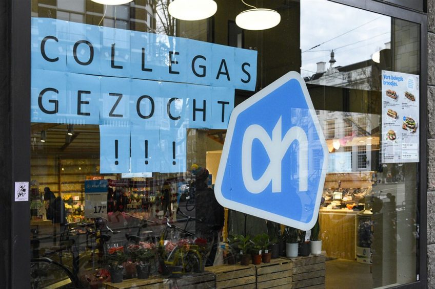 Een Albert Heijn supermarkt zoekt nieuw personeel. - Foto: ANP