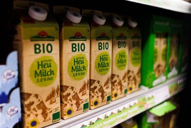 Duitse biologische melk gaat vooral naar dagverse zuivelproducten. Via dit kanaal is het moeilijker om kostenstijgingen door te berekenen dan via afzet op de wereldmarkt. - Foto: ANP