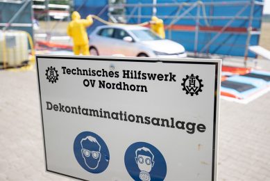 Een auto wordt gedesinfecteerd nadat deze op een varkensboerderij is geweest in het Duitse district Emsland. - Foto: ANP