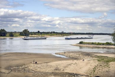 Binnenvaart ondervindt hinder door laagwater onder meer in de Waal bij Nijmegen. - Foto: ANP
