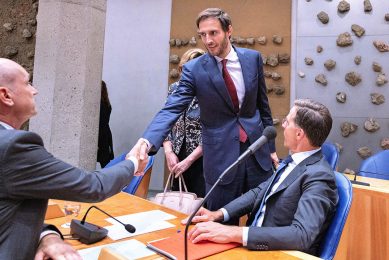 CU-fractieleider Gert Jan Segers schudt CDA-minister Wopke Hoekstra de hand na afloop van het debat. Rechts premier Rutte. Foto: ANP