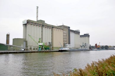 ForFarmers-locatie in Lochem aan het Twentekanaal. Als het kanaal gesloten wordt, kan ForFarmers uitwijken naar andere fabrieken voor voerproductie. Foto: Jan Willem Schouten