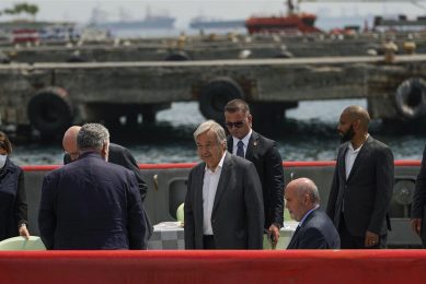 De secretaris-generaal van de Verenigde Naties António Guterres bezocht zaterdag in Istanbul de haven om een graanschip dat vertrekt naar Oekraïne te inspecteren. - Foto: ANP