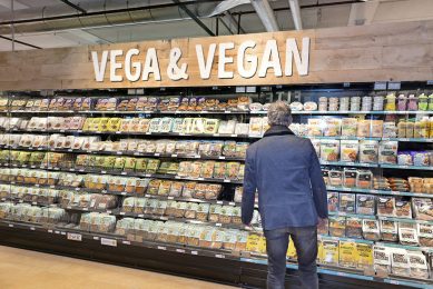 De afdeling Vega & Vegan in een supermarkt. Hoewel steeds meer consumenten geïnteresseerd zijn in plantaardig eten, is het voor velen nog geen gewoonte. - Foto: Robert Vos