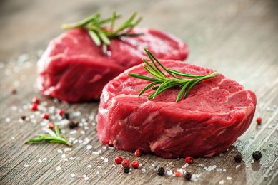 Rabobank verwacht dat consumenten vaker kiezen voor gehakt en fastfood en minder voor de duurdere rundvleesproducten zoals biefstuk. - Foto: Canva