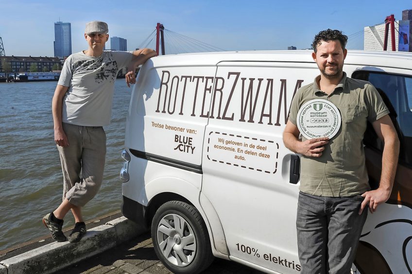 Siemen Cox (links) en Mark Slegers helpen lokale ondernemers om met de kweek van oesterzwammen op koffiedik te starten. - Foto's: Rob Hilz