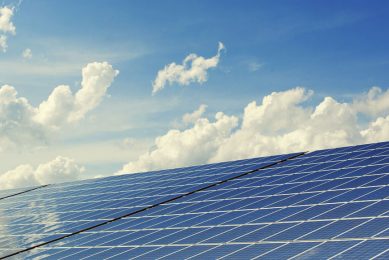 Pilgrim’s UK heeft bij veel fabrieken al zonnepanelen en windmolens geïnstalleerd en gaat dat verder uitbreiden. - Foto: Canva/andreas160578/Pixabay