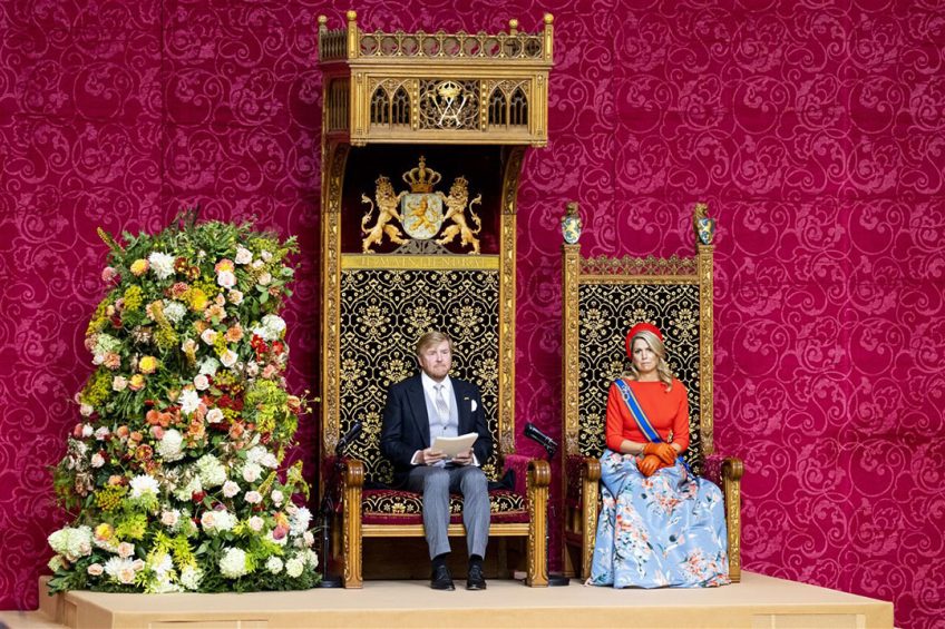 Koning Willem-Alexander leest, met aan zijn zijde koningin Maxima, de troonrede voor op Prinsjesdag aan leden van de Eerste en Tweede Kamer in de Grote Kerk in 2021.  - Foto: ANP