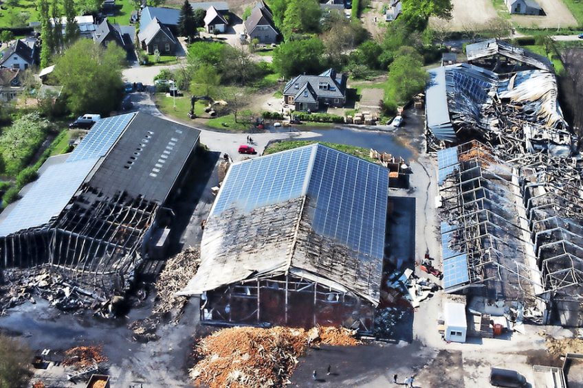 Na een grote brand bij zonnepanelen in Friesland was onduidelijk hoe schadelijk de deeltjes zijn en wie verantwoordelijk is voor het opruimen en de kosten hiervan. - Foto: ANP