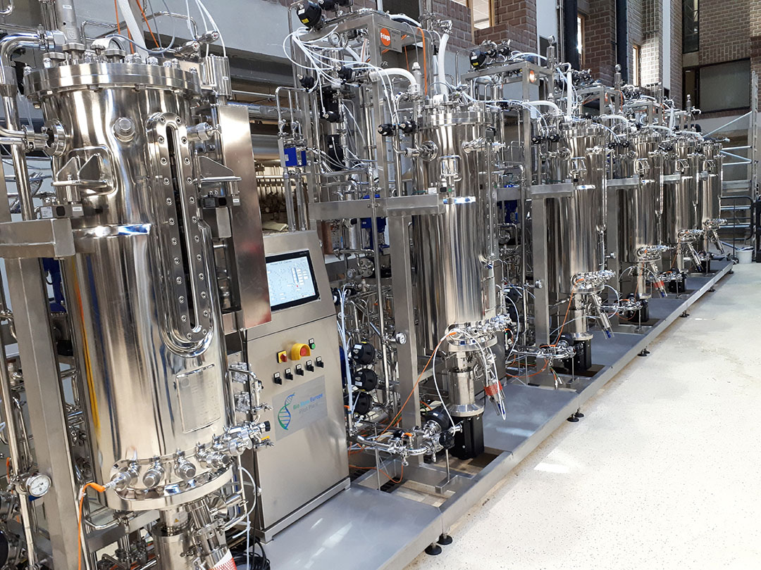 Kleine fermentatievaten van 150 liter waar de precisiefermentatie in plaatsvindt op de Bio Base Europe Pilot Plant. - Foto: Bio Base Europe Plant
