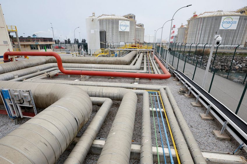 Lng-terminal in Barcelona. De risico’s in de gasvoorziening dalen als het landen lukt de invoer van lng (vloeibaar gemaakt aardgas) verder op te voeren. - Foto: Reuters