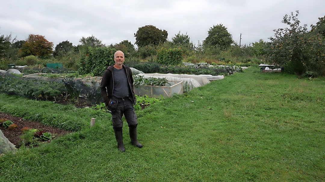 Bruce Darrell onderzoekt in zes tuinen, met elk een ander grondbeginsel, wat de beste manier is om voedsel te kweken. - Foto: Gerrit Post