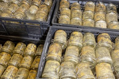 Pieter Pot is al eerder gestart met hergebruiken van glazen potten. Die kunnen tot 30 keer opnieuw gebruikt worden. - Foto: Roel Dijkstra
