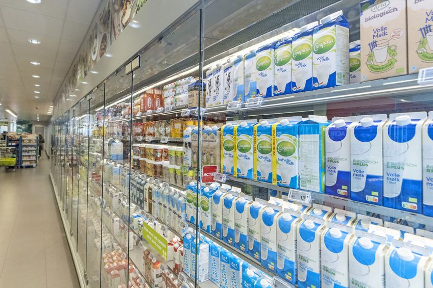 Plus laat steeds meer producten uit het huismerkzuivelassortiment afvullen met biologische melk. - Foto: Koos Groenewold