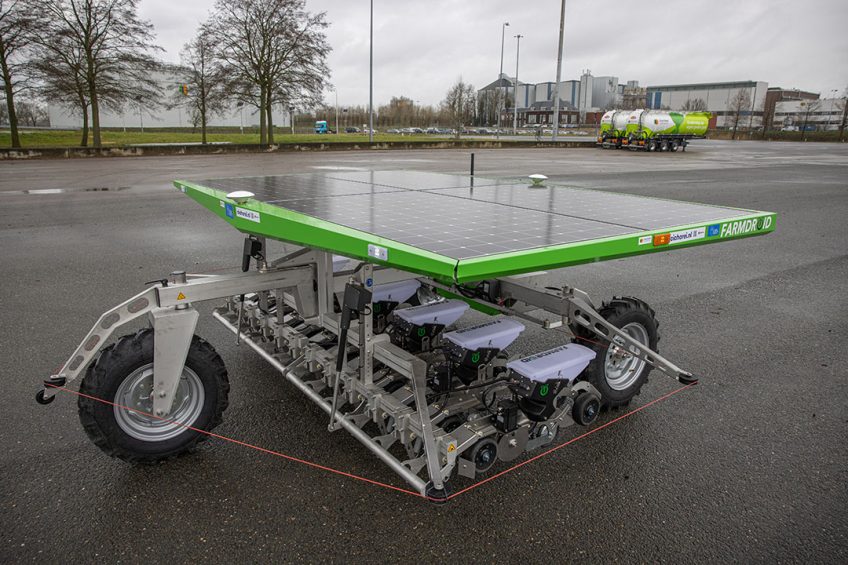 Zaai- en schoffelrobot die werkt op zonne-energie. - Foto: Peter Roek