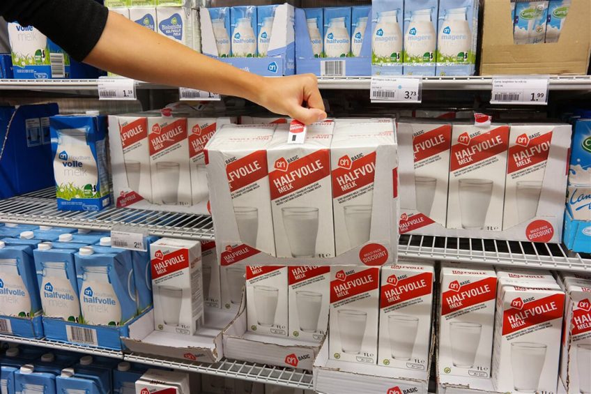Melk van het AH-huismerk in het schap van een Albert Heijn-supermarkt. Ook bij de huismerken wint duurzaamheid aan belang. - Foto: ANP