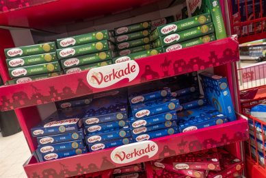 Fabrikant Verkade verwerkt in de chocolade en koekjes voortaan alleen nog Faitrade cacao.Chocoladeletters van Verkade in de supermarkt. - Foto: ANP
