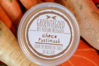 Groentegoed heeft met haar Choco Pastinaak een plaats in de Top 100 veroverd. De Choco Pastinaak is een alternatief voor standaard zoet beleg, gemaakt van ruim 80% ‘verspilde’ Hollandse pastinaak. - Foto: KVK