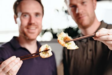 Mede-oprichters Krijn de Nood (links) en Daan Luining met een dumpling met daarin varkensvlees gemaakt door Meatable voor de Aziatische markt. -Foto's : Meatable