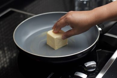 Voor de basisbehoeften, zoals boter om mee te bakken of koken, zal de consument eerst een goedkoper alternatief zoeken. Foto: Canva