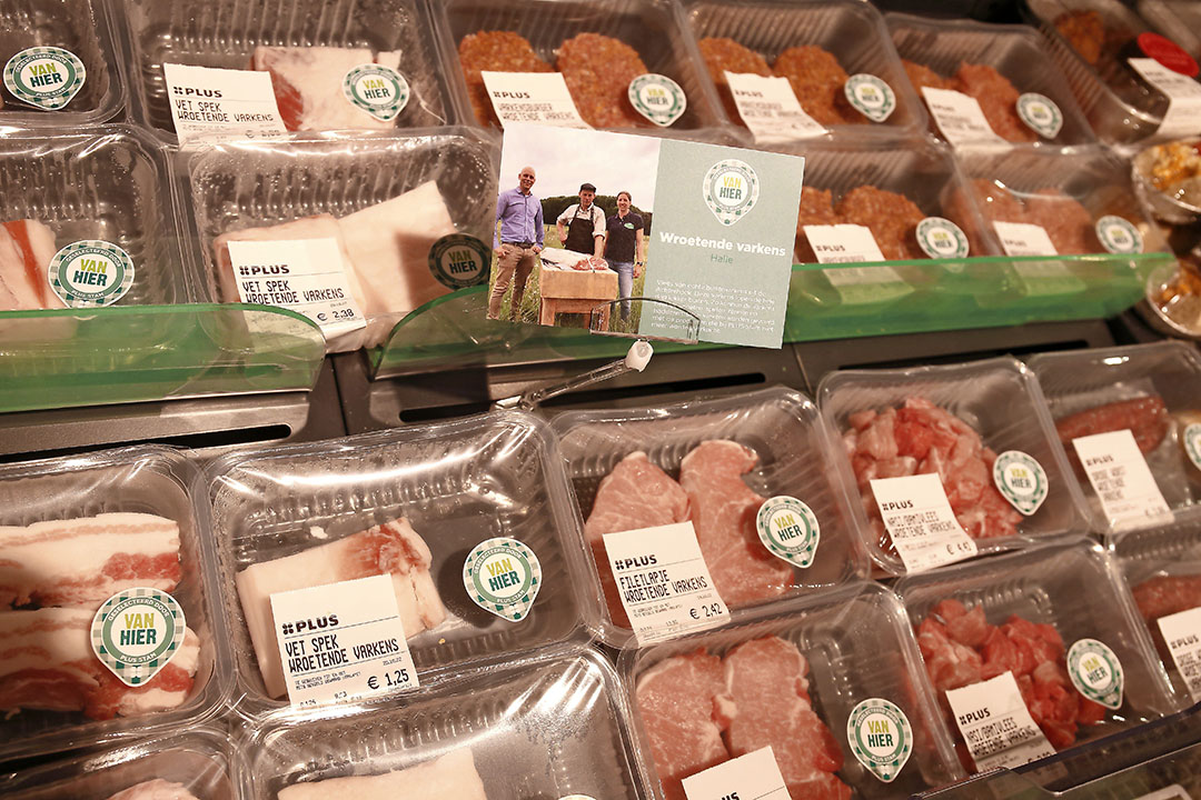 Het varkensvlees in de schappen van de Plus-supermarkt van Pieter Stam in Ruurlo.