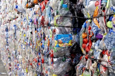 Recyclen van plastic flessen. Het aandeel gerecycled plastic moet toenemen. -  Foto: ANP