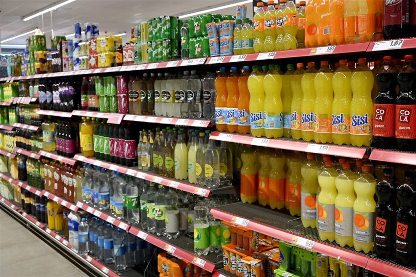 Consumenten zullen wel meer dranken kopen in supermarkten en slijterijen, maar omdat het niet-noodzakelijke boodschappen zijn, zullen consumenten er ook op besparen. Foto: ANP