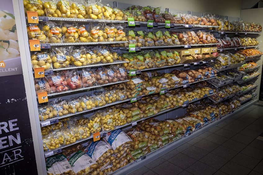 Aardappelen in de supermarkt. De biologische aardappelen zijn over vijf jaar volledig robuust, beloven marktpartijen. - Foto: Roel Dijkstra