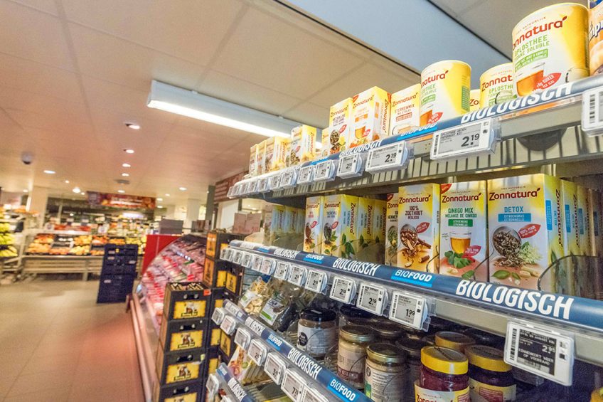 Consumenten kunnen speciaal voor het aanbod biologisch naar de supermarkt komen en dan ook andere boodschappen doen.  - Foto: Koos Groenewold