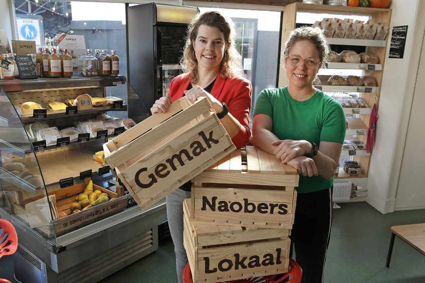 Oprichters van Naoberkrat Liesette Hensen (r) en Rosemarijn van Dis (L). De lokale maaltijdbox wordt één keer per week geleverd.