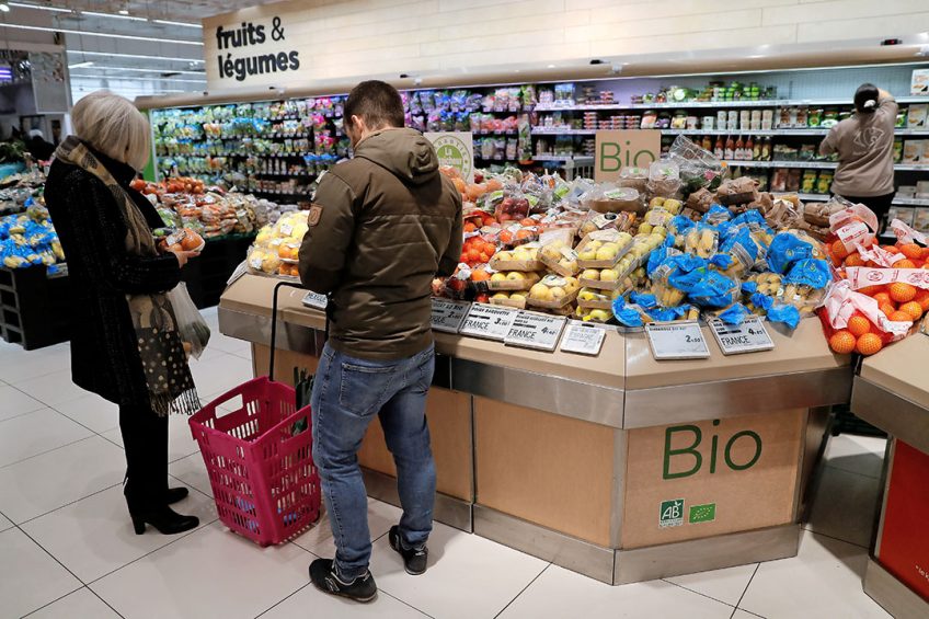 Biologische producten bij een vestiging van Carrefour. Volgens de Franse supermarktketen maakt bio plaats voor andersoortige duurzame producten. - Foto: ANP