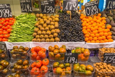 Het schrappen van btw op onder andere groente en fruit is onderdeel van steunmaatregelen om burgers te compenseren voor de hoge inflatie. - Foto: Canva/fotoVoyager