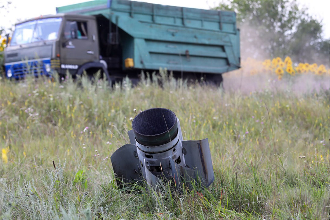Een Russische bom vlakbij een Oekraïens perceel met zonnebloemen. De oorlog daar zorgt ook voor onzekerheid over de teelt van gewassen. - Foto: ANP/Ukrinform/Shutterstock