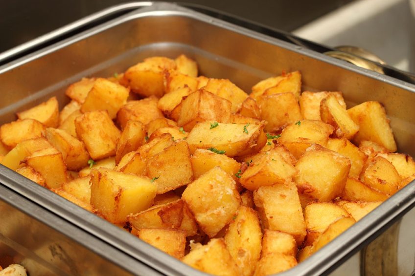 De verwerkende industrie draait op volle toeren, omdat de afzet van voorgebakken aardappelproducten goed is. Foto: Canva