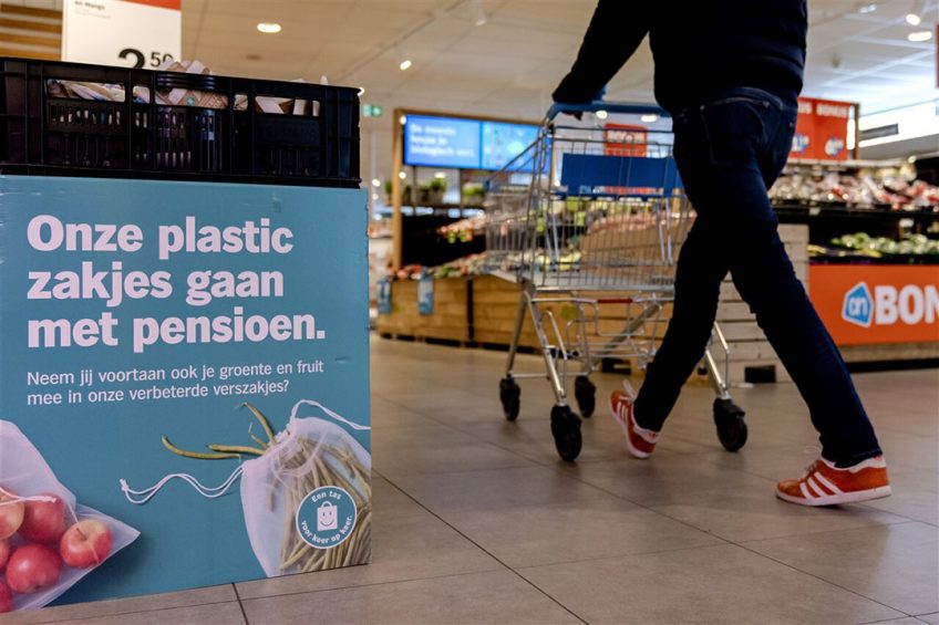 Albert Heijn kondigde vorig jaar al aan te stoppen met het aanbieden van gratis plasticzakjes. Foto: ANP