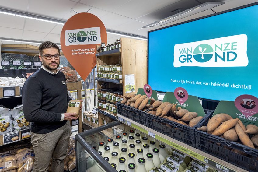Supermarkteigenaar Bas Wiegmans bij het productschap van Van Onze Grond in zijn Jumbo-filiaal. - Foto's: Koos Groenewold