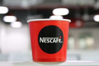 Nestlé, van onder meer het merk Nescafé, verkocht minder omdat consumenten kiezen voor goedkopere alternatieven van dure merkproducten. - Foto: Canva/Kapil Sharma van Pexels