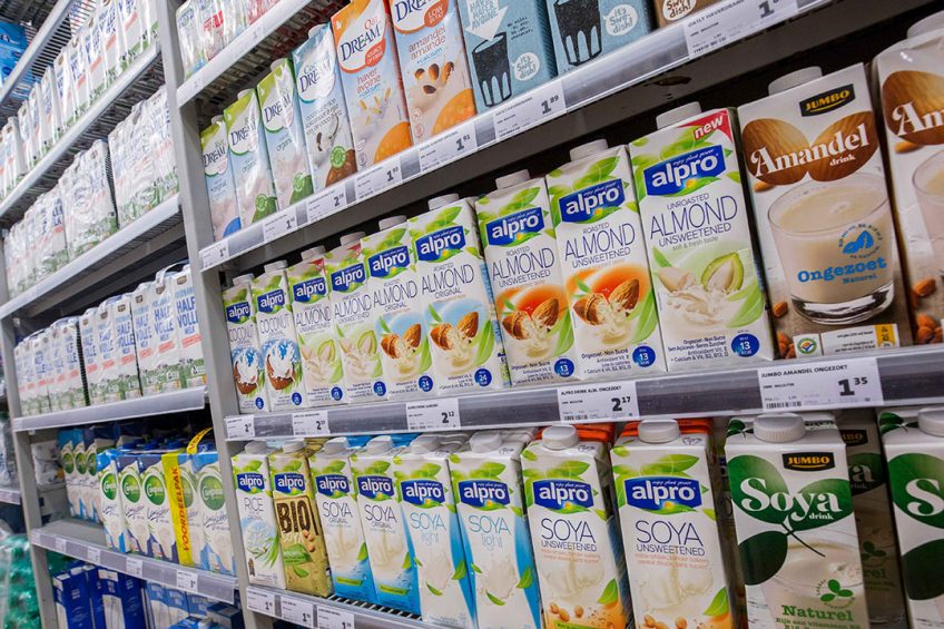 Consumenten zouden meer in aanraking moeten komen met producten met plantaardige eiwitten, zoals in de supermarkt. - Foto: Koos Groenewold