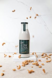 Cowless is een melkvervanger die gemaakt wordt van noten. Nu komen die noten nog uit Afrika, doel is om ze lokaal te gaan betrekken.