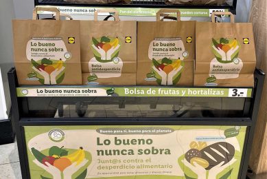 Met de zak misvormde groente gaat Lidl in Spanje voedselverspilling tegen en hoopt klanten meer groente en fruit te laten eten. - Foto: Lidl España