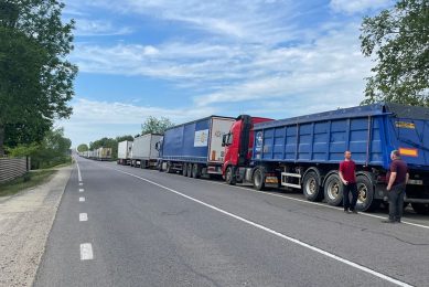 Vrachtwagens met agrarische producten, vooral graan, moeten soms dagen wachten voor ze vanuit Oekraïne Polen binnen kunnen komen. - Foto: Vrachtwagenchauffeur ter plekke