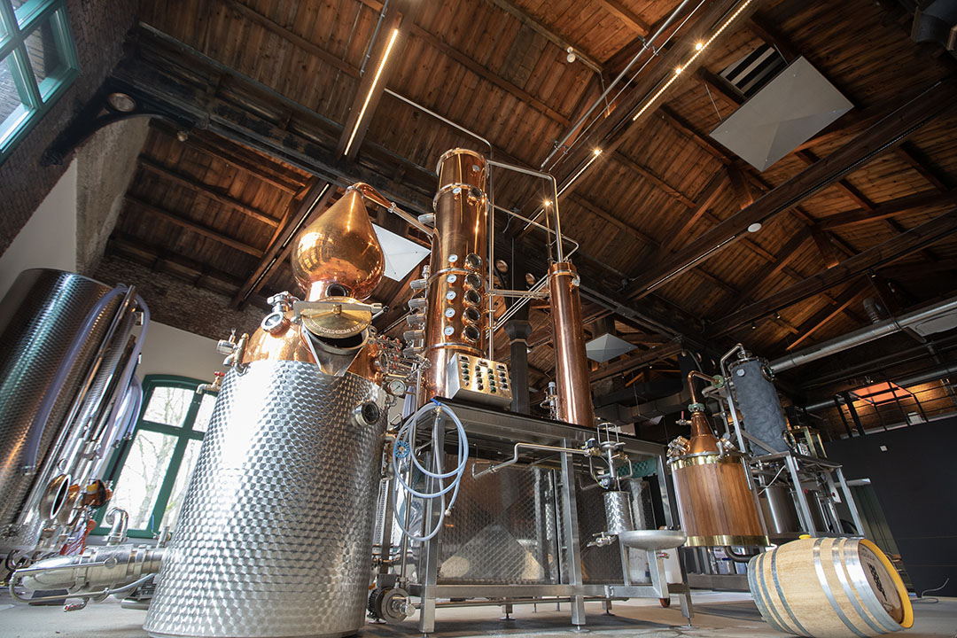 De Groningse distilleerderij Hooghoudt verplaatst haar activiteiten in het destilleren van moutwijn naar de Graanrepubliek.