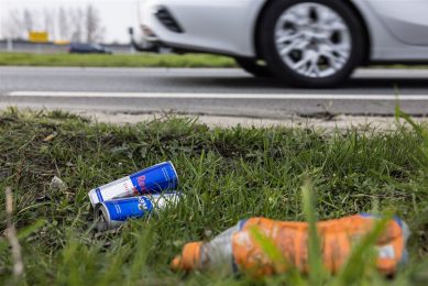 Mensen die flesjes en blikjes op straat zoeken voor statiegeld zullen beschadigde verpakkingen laten liggen. - Foto: ANP