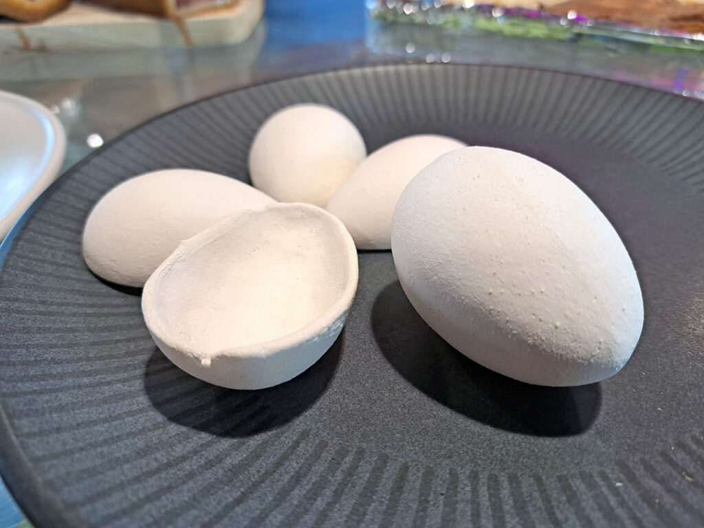 Porseleinen eieren gemaakt van beendermeel van kippen.